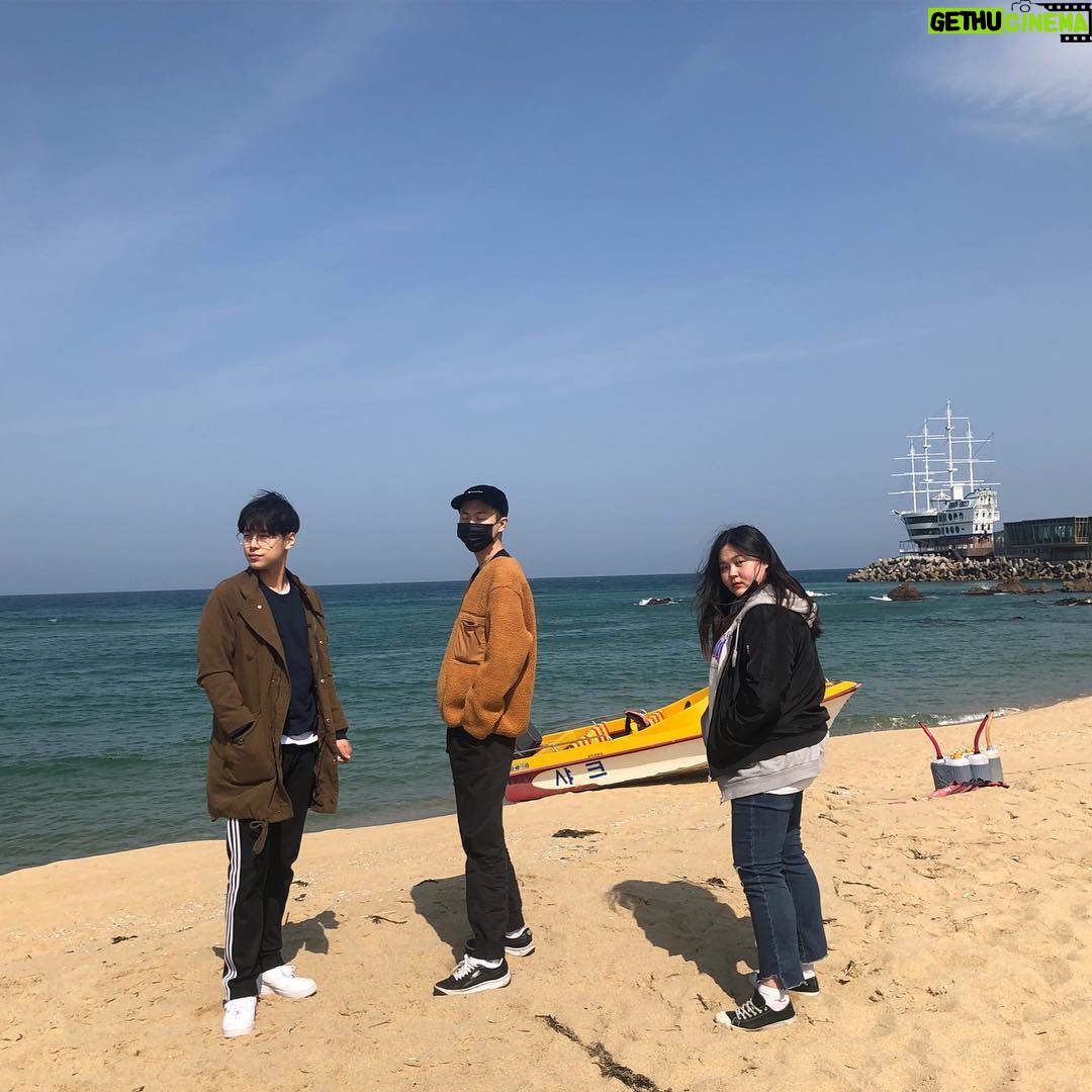 Kang Yoo-seok Instagram - 강릉일기 1. 자~~시작합니당 2. 춘천 인천 투천 아즈씨들과 강릉 3. (Feat. 몰래온 손님 제로) 4. 바다 처음본대요~~ 5. 우리집 겨울이가 낳은 아가🐶 6. 겨울이가 아가낳아서 상상임신한 우리 또미,,🐶 7. 집 마당에서 고기꾸워먹었지롱 8. 그롬 안뇽~ 강릉 집에서