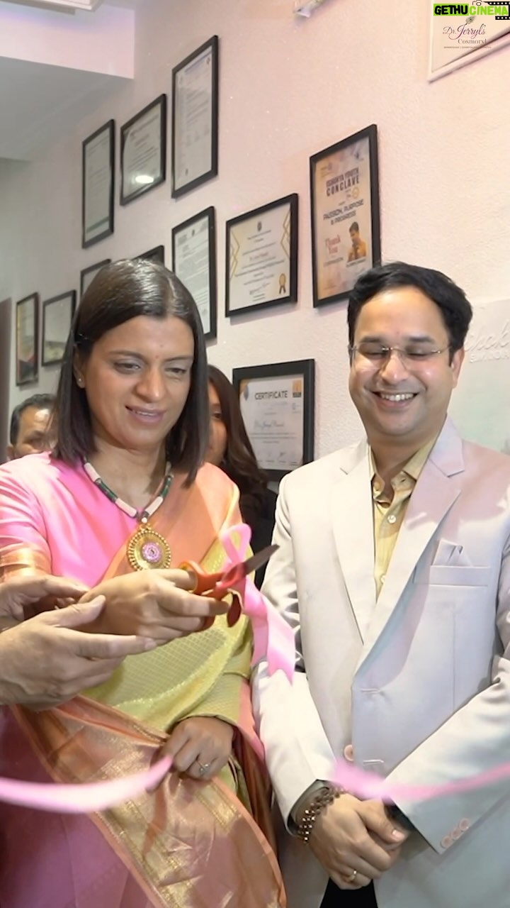 Kangana Ranaut Instagram - Dear @rangoli_r_chandel wishing you the best for your new charity project Aviana which will provide free treatment to acid victims, congratulations to you and Dr Jerryl 🥰🙏