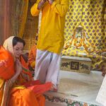 Kangana Ranaut Instagram - आओ मेरे राम। वाह! मैं श्री हरि विष्णु की कृपापात्र हूँ, उनकी भक्त हूँ और आज मुझपे उनकी इतनी कृपा हुई कि मुझे श्री हरि विष्णु अवतार परम पूजनीय, महान धनुर्धारी, तेजस्वी योधा, तपस्वी राजा, मरियादापुरुषोत्तम श्री राम जन्मभूमि के दर्शन करने को मिले। मेरी फ़िल्म तेजस में रामजन्मभूमि की विशेष भूमिका है, तो ऐसा मन हुआ की राम लल्ला के दर्शन करूँ, धन्य भाग मेरे राम मेरे राम मेरे राम …