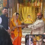 Kangana Ranaut Instagram - आओ मेरे राम। वाह! मैं श्री हरि विष्णु की कृपापात्र हूँ, उनकी भक्त हूँ और आज मुझपे उनकी इतनी कृपा हुई कि मुझे श्री हरि विष्णु अवतार परम पूजनीय, महान धनुर्धारी, तेजस्वी योधा, तपस्वी राजा, मरियादापुरुषोत्तम श्री राम जन्मभूमि के दर्शन करने को मिले। मेरी फ़िल्म तेजस में रामजन्मभूमि की विशेष भूमिका है, तो ऐसा मन हुआ की राम लल्ला के दर्शन करूँ, धन्य भाग मेरे राम मेरे राम मेरे राम …