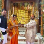 Kangana Ranaut Instagram - आओ मेरे राम। वाह! मैं श्री हरि विष्णु की कृपापात्र हूँ, उनकी भक्त हूँ और आज मुझपे उनकी इतनी कृपा हुई कि मुझे श्री हरि विष्णु अवतार परम पूजनीय, महान धनुर्धारी, तेजस्वी योधा, तपस्वी राजा, मरियादापुरुषोत्तम श्री राम जन्मभूमि के दर्शन करने को मिले। मेरी फ़िल्म तेजस में रामजन्मभूमि की विशेष भूमिका है, तो ऐसा मन हुआ की राम लल्ला के दर्शन करूँ, धन्य भाग मेरे राम मेरे राम मेरे राम …
