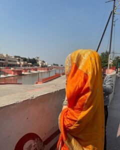 Kangana Ranaut Instagram - आओ मेरे राम। वाह! मैं श्री हरि विष्णु की कृपापात्र हूँ, उनकी भक्त हूँ और आज मुझपे उनकी इतनी कृपा हुई कि मुझे श्री हरि विष्णु अवतार परम पूजनीय, महान धनुर्धारी, तेजस्वी योधा, तपस्वी राजा, मरियादापुरुषोत्तम श्री राम जन्मभूमि के दर्शन करने को मिले। मेरी फ़िल्म तेजस में रामजन्मभूमि की विशेष भूमिका है, तो ऐसा मन हुआ की राम लल्ला के दर्शन करूँ, धन्य भाग मेरे राम मेरे राम मेरे राम …