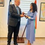 Kangana Ranaut Instagram - Had a soulful meeting with Israel’s ambassador to Bharat Shri Naor Gilon ji. आज पूरी दुनिया, ख़ासकर इज़राइल और भारत आतंकवाद के ख़िलाफ़ अपनी जंग लड़ रहे हैं । कल जब मैं रावण दहन करने दिल्ली पहुँची, तो मुझे लगा कि इज़रायल एम्बेसी आकर उन लोगो से मिलना चाहिए जो आज के आधुनिक रावण हमास जैसे आतंकवादियों को परास्त कर रहे हैं। जिस प्रकार से छोटे बच्चों को,महिलायों को निशाना बनाया जा रहा हैं यें दिल को झकझोर देने वाला है। मुझे पूरी उम्मीद हैं आंतकवाद के ख़िलाफ़ इस युद्ध में इज़रायल विजयी होगा। उनके साथ मैंने अपनी आने वाली फ़िल्म तेजस और भारत के आत्मनिर्भर लड़ाकू विमान तेजस के बारे में चर्चा की। #tejas @israelinindia