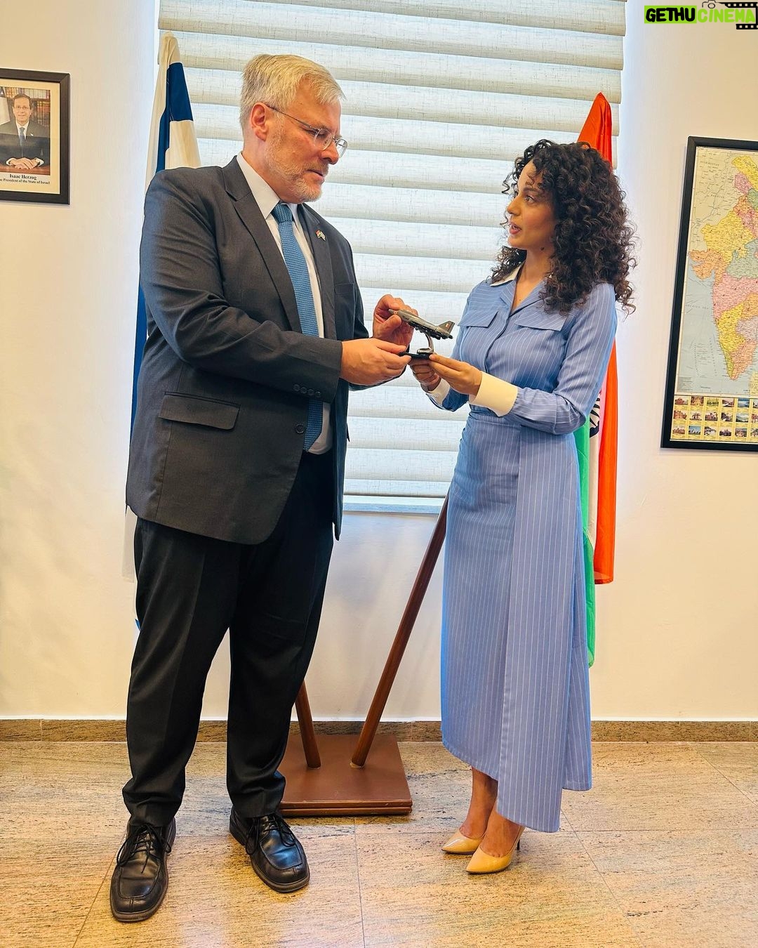 Kangana Ranaut Instagram - Had a soulful meeting with Israel’s ambassador to Bharat Shri Naor Gilon ji. आज पूरी दुनिया, ख़ासकर इज़राइल और भारत आतंकवाद के ख़िलाफ़ अपनी जंग लड़ रहे हैं । कल जब मैं रावण दहन करने दिल्ली पहुँची, तो मुझे लगा कि इज़रायल एम्बेसी आकर उन लोगो से मिलना चाहिए जो आज के आधुनिक रावण हमास जैसे आतंकवादियों को परास्त कर रहे हैं। जिस प्रकार से छोटे बच्चों को,महिलायों को निशाना बनाया जा रहा हैं यें दिल को झकझोर देने वाला है। मुझे पूरी उम्मीद हैं आंतकवाद के ख़िलाफ़ इस युद्ध में इज़रायल विजयी होगा। उनके साथ मैंने अपनी आने वाली फ़िल्म तेजस और भारत के आत्मनिर्भर लड़ाकू विमान तेजस के बारे में चर्चा की। #tejas @israelinindia