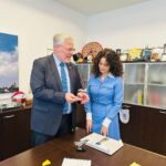 Kangana Ranaut Instagram - Had a soulful meeting with Israel’s ambassador to Bharat Shri Naor Gilon ji. आज पूरी दुनिया, ख़ासकर इज़राइल और भारत आतंकवाद के ख़िलाफ़ अपनी जंग लड़ रहे हैं । कल जब मैं रावण दहन करने दिल्ली पहुँची, तो मुझे लगा कि इज़रायल एम्बेसी आकर उन लोगो से मिलना चाहिए जो आज के आधुनिक रावण हमास जैसे आतंकवादियों को परास्त कर रहे हैं। जिस प्रकार से छोटे बच्चों को,महिलायों को निशाना बनाया जा रहा हैं यें दिल को झकझोर देने वाला है। मुझे पूरी उम्मीद हैं आंतकवाद के ख़िलाफ़ इस युद्ध में इज़रायल विजयी होगा। उनके साथ मैंने अपनी आने वाली फ़िल्म तेजस और भारत के आत्मनिर्भर लड़ाकू विमान तेजस के बारे में चर्चा की। #tejas @israelinindia
