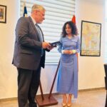 Kangana Ranaut Instagram - Had a soulful meeting with Israel’s ambassador to Bharat Shri Naor Gilon ji. आज पूरी दुनिया, ख़ासकर इज़राइल और भारत आतंकवाद के ख़िलाफ़ अपनी जंग लड़ रहे हैं । कल जब मैं रावण दहन करने दिल्ली पहुँची, तो मुझे लगा कि इज़रायल एम्बेसी आकर उन लोगो से मिलना चाहिए जो आज के आधुनिक रावण हमास जैसे आतंकवादियों को परास्त कर रहे हैं। जिस प्रकार से छोटे बच्चों को,महिलायों को निशाना बनाया जा रहा हैं यें दिल को झकझोर देने वाला है। मुझे पूरी उम्मीद हैं आंतकवाद के ख़िलाफ़ इस युद्ध में इज़रायल विजयी होगा। उनके साथ मैंने अपनी आने वाली फ़िल्म तेजस और भारत के आत्मनिर्भर लड़ाकू विमान तेजस के बारे में चर्चा की। #tejas @israelinindia