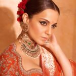 Kangana Ranaut Instagram - आज दिल्ली की प्रसिद्ध लव कुश राम लीला में रावण दहन करने का सौभाग्य प्राप्त हुआ । जैसे श्री राम रावण से लड़े वैसे ही हमारे देश के सैनिक दैत्यों से भिड़ते हैं। जय श्री राम 🚩