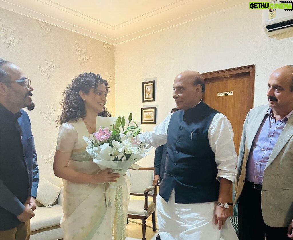 Kangana Ranaut Instagram - Team Tejas held a special screening for Respected defence minister @rajnathsinghbjp ji and many dignitaries from the Indian Air Force at the Indian Airforce auditorium today evening. It was an enthralling experience to see a film dedicated to the defence forces and our soldiers with so many soldiers and honourable Defence Minister himself. In a surreal moment after watching the film Chief of Defence Staff General Anil Chauhan PVSM, UYSM, AVSM, SM, VSM removed his fighter jet shaped brooch from his jacket and gifted to my director @sarveshmewara This gesture moved us deeply it seemed we have accomplished our mission. We are beyond thrilled can’t wait to bring the film to you all coming Friday 27th October.