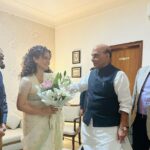 Kangana Ranaut Instagram - Team Tejas held a special screening for Respected defence minister @rajnathsinghbjp ji and many dignitaries from the Indian Air Force at the Indian Airforce auditorium today evening. It was an enthralling experience to see a film dedicated to the defence forces and our soldiers with so many soldiers and honourable Defence Minister himself. In a surreal moment after watching the film Chief of Defence Staff General Anil Chauhan PVSM, UYSM, AVSM, SM, VSM removed his fighter jet shaped brooch from his jacket and gifted to my director @sarveshmewara This gesture moved us deeply it seemed we have accomplished our mission. We are beyond thrilled can’t wait to bring the film to you all coming Friday 27th October.
