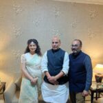Kangana Ranaut Instagram - Team Tejas held a special screening for Respected defence minister @rajnathsinghbjp ji and many dignitaries from the Indian Air Force at the Indian Airforce auditorium today evening. It was an enthralling experience to see a film dedicated to the defence forces and our soldiers with so many soldiers and honourable Defence Minister himself. In a surreal moment after watching the film Chief of Defence Staff General Anil Chauhan PVSM, UYSM, AVSM, SM, VSM removed his fighter jet shaped brooch from his jacket and gifted to my director @sarveshmewara This gesture moved us deeply it seemed we have accomplished our mission. We are beyond thrilled can’t wait to bring the film to you all coming Friday 27th October.