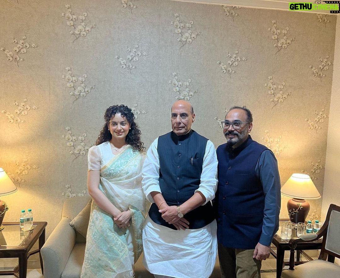 Kangana Ranaut Instagram - Team Tejas held a special screening for Respected defence minister @rajnathsinghbjp ji and many dignitaries from the Indian Air Force at the Indian Airforce auditorium today evening. It was an enthralling experience to see a film dedicated to the defence forces and our soldiers with so many soldiers and honourable Defence Minister himself. In a surreal moment after watching the film Chief of Defence Staff General Anil Chauhan PVSM, UYSM, AVSM, SM, VSM removed his fighter jet shaped brooch from his jacket and gifted to my director @sarveshmewara This gesture moved us deeply it seemed we have accomplished our mission. We are beyond thrilled can’t wait to bring the film to you all coming Friday 27th October.