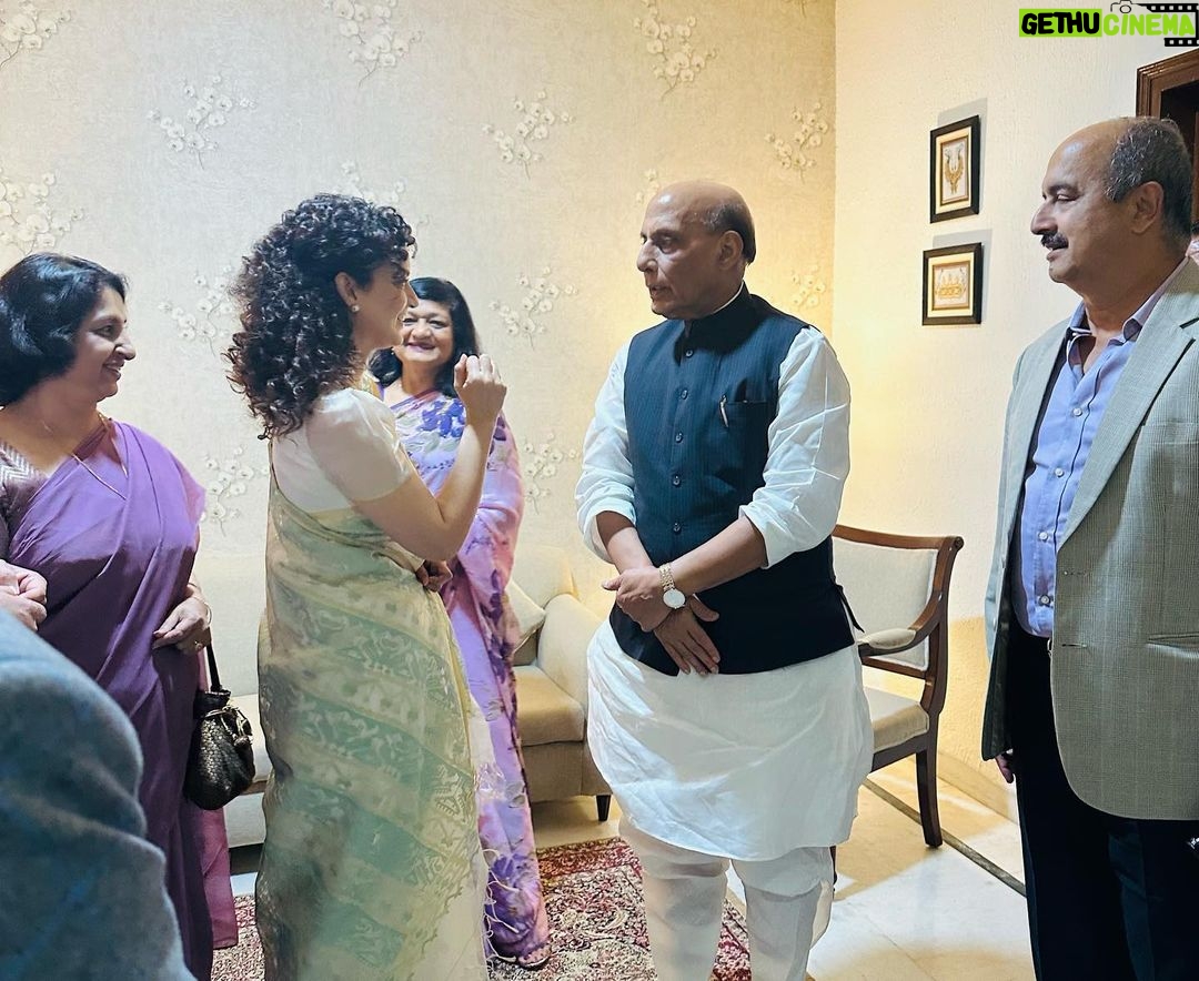 Kangana Ranaut Instagram - Team Tejas held a special screening for Respected defence minister @rajnathsinghbjp ji and many dignitaries from the Indian Air Force at the Indian Airforce auditorium today evening. It was an enthralling experience to see a film dedicated to the defence forces and our soldiers with so many soldiers and honourable Defence Minister himself. In a surreal moment after watching the film Chief of Defence Staff General Anil Chauhan PVSM, UYSM, AVSM, SM, VSM removed his fighter jet shaped brooch from his jacket and gifted to my director @sarveshmewara This gesture moved us deeply it seemed we have accomplished our mission. We are beyond thrilled can’t wait to bring the film to you all coming Friday 27th October.
