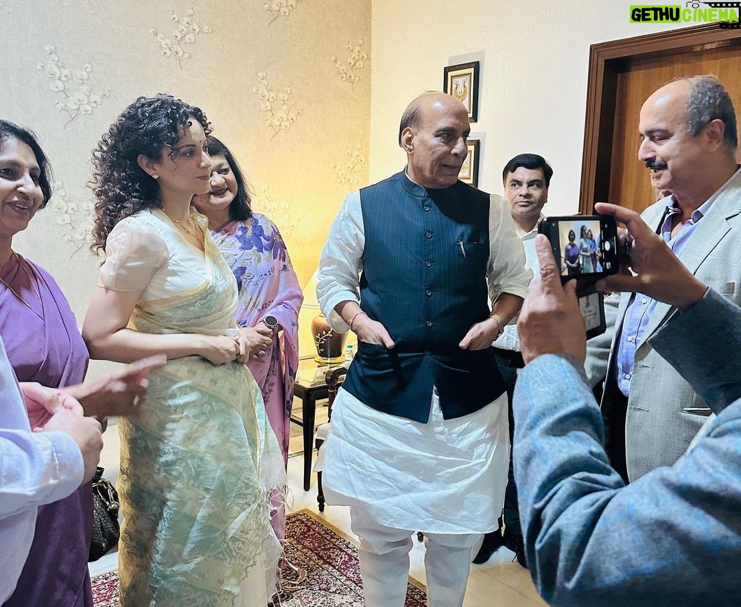 Kangana Ranaut Instagram - Team Tejas held a special screening for Respected defence minister @rajnathsinghbjp ji and many dignitaries from the Indian Air Force at the Indian Airforce auditorium today evening. It was an enthralling experience to see a film dedicated to the defence forces and our soldiers with so many soldiers and honourable Defence Minister himself. In a surreal moment after watching the film Chief of Defence Staff General Anil Chauhan PVSM, UYSM, AVSM, SM, VSM removed his fighter jet shaped brooch from his jacket and gifted to my director @sarveshmewara This gesture moved us deeply it seemed we have accomplished our mission. We are beyond thrilled can’t wait to bring the film to you all coming Friday 27th October.