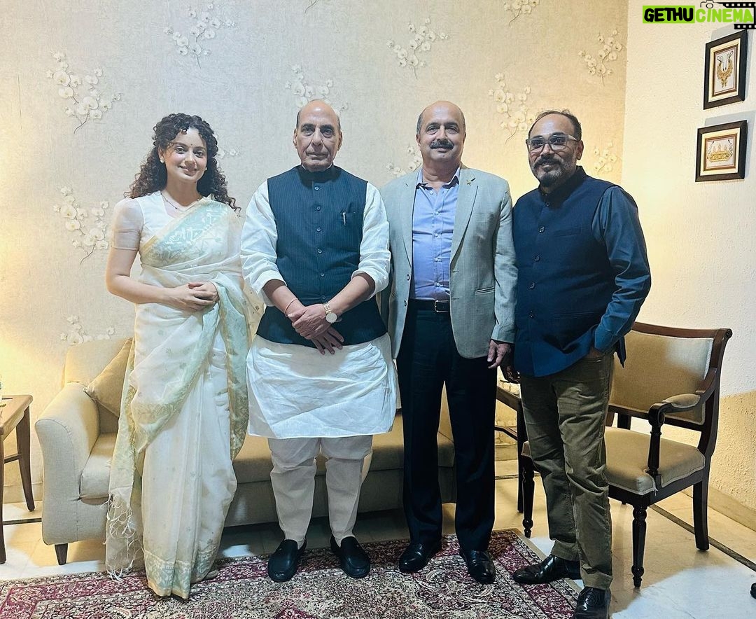 Kangana Ranaut Instagram - Team Tejas held a special screening for Respected defence minister @rajnathsinghbjp ji and many dignitaries from the Indian Air Force at the Indian Airforce auditorium today evening. It was an enthralling experience to see a film dedicated to the defence forces and our soldiers with so many soldiers and honourable Defence Minister himself. In a surreal moment after watching the film Chief of Defence Staff General Anil Chauhan PVSM, UYSM, AVSM, SM, VSM removed his fighter jet shaped brooch from his jacket and gifted to my director @sarveshmewara This gesture moved us deeply it seemed we have accomplished our mission. We are beyond thrilled can’t wait to bring the film to you all coming Friday 27th October.