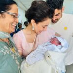 Kangana Ranaut Instagram – आज इस सौभाग्यपूर्ण दिन पर हमारे परिवार को संतान प्राप्ति हुई है, मेरे भाई @aksht_ranaut और उनकी धर्मपत्नी @ritu_ranaut002 को सौभाग्य से पुत्र प्राप्ति हुई है।
इस तेजस्वी एवं मन मोह लेने वाले बालक का नाम हमने अक्ष्वथामा ( Ashwatthama Ranaut) रखा है। 
आप सब हमारे परिवार के नये सदस्य को आशिर्वाद दे, हम अपनी असीम प्रसन्नता आप सब के साथ बाँटते हैं 🙏
आपके आभारी 
रनौत परिवार