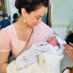 Kangana Ranaut Instagram – आज इस सौभाग्यपूर्ण दिन पर हमारे परिवार को संतान प्राप्ति हुई है, मेरे भाई @aksht_ranaut और उनकी धर्मपत्नी @ritu_ranaut002 को सौभाग्य से पुत्र प्राप्ति हुई है।
इस तेजस्वी एवं मन मोह लेने वाले बालक का नाम हमने अक्ष्वथामा ( Ashwatthama Ranaut) रखा है। 
आप सब हमारे परिवार के नये सदस्य को आशिर्वाद दे, हम अपनी असीम प्रसन्नता आप सब के साथ बाँटते हैं 🙏
आपके आभारी 
रनौत परिवार