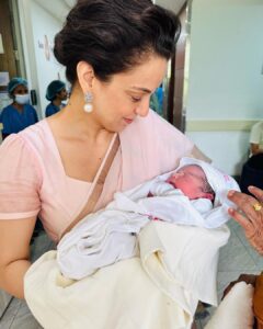 Kangana Ranaut Instagram - आज इस सौभाग्यपूर्ण दिन पर हमारे परिवार को संतान प्राप्ति हुई है, मेरे भाई @aksht_ranaut और उनकी धर्मपत्नी @ritu_ranaut002 को सौभाग्य से पुत्र प्राप्ति हुई है। इस तेजस्वी एवं मन मोह लेने वाले बालक का नाम हमने अक्ष्वथामा ( Ashwatthama Ranaut) रखा है। आप सब हमारे परिवार के नये सदस्य को आशिर्वाद दे, हम अपनी असीम प्रसन्नता आप सब के साथ बाँटते हैं 🙏 आपके आभारी रनौत परिवार