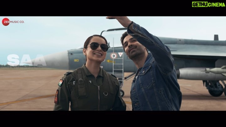 Kangana Ranaut Instagram - Hai ishq jaise aasmaan da…🇮🇳✈️ #JaanDa (Saiyaan Ve) song is out, tune in now. #BharatKoChhedogeTohChhodengeNahi #Tejas in cinemas on 27th October. @sarveshmewara @rsvpmovies @ronnie.screwvala @anshul14chauhan @varun.mitra @ashishvidyarthi1 @nair.vishak @arijitsingh @shashwatology @kumaarofficial @rangoli_r_chandel @zainabburmawalla @pashanjal @nonabains @zeemusiccompany