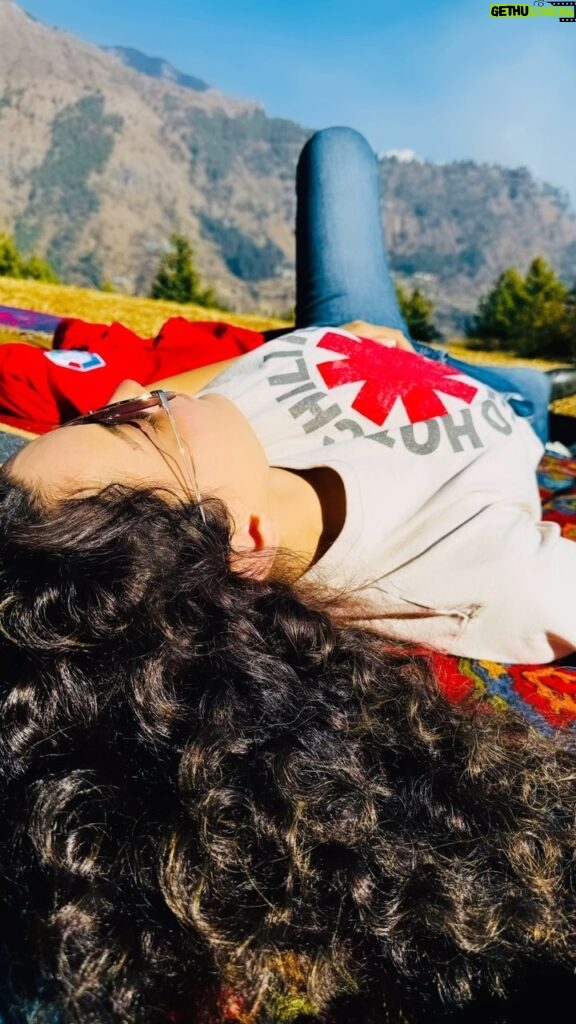 Kangana Ranaut Instagram - Lazy afternoon with lots of sun light and fresh air.. P.s We cleaned up after us, it was a lovely spot, hope it stays that way, happy holidays 🙂🙏