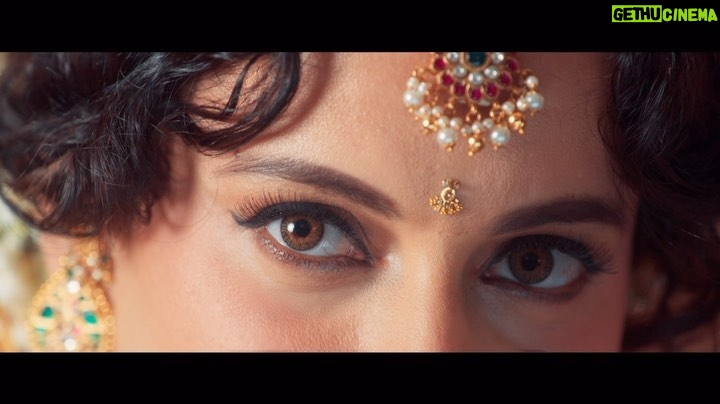 Kangana Ranaut Instagram - Welcoming the eternal beauty β¨ with flowers πΈ SWAGATHAANJALI to Chandramukhi ππ»β¨ Every move, every glance π«΄π»π that teases us with the sweetness π― of her flowery melody! πΊ The 1st single from #Chandramukhi2 ποΈ releasing very soon! πβ¨ A @mmkeeravaani musical π»β¨ βπ»πΆ @chaitanyaprasadlyrics π€ @sreenidhimusic ππ» @kalamaster_official #PVasu @actorlawrence @kanganaranaut @rdrajasekar.isc #ThotaTharrani @editoranthonyofficial @sonymusic_south #GKMTamilKumaran @lycaproductions #Subaskaran
