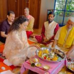 Kangana Ranaut Instagram - Savan ke maheene mein ghar pe Rudra Abhishek kiya .. itna aanand aaya ki jaise Mahadev swayam ghar aaye ho … Har Har Mahadev 🔱