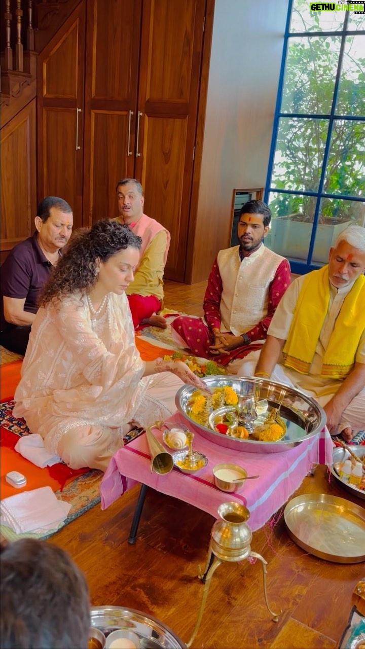 Kangana Ranaut Instagram - Savan ke maheene mein ghar pe Rudra Abhishek kiya .. itna aanand aaya ki jaise Mahadev swayam ghar aaye ho … Har Har Mahadev 🔱