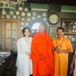 Kangana Ranaut Instagram - Aaj mere bhaiya mere Guru ji Shri Kailashanand ji mere ghar aaye, bahut baatein ki aur bhojan kiya, mann prassan ho gaya aur aab yeh ghar aur sundar lagne laga 🙏