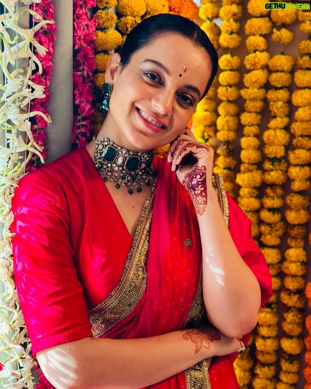 Kangana Ranaut Instagram - Sharing some precious moments from Ritu Ranaut’s Godbharai… Our hearts are full and we all are eagerly awaiting the arrival of Baby Ranaut … thanks for all your well wishes and blessings 🙏 🧿🧿🧿