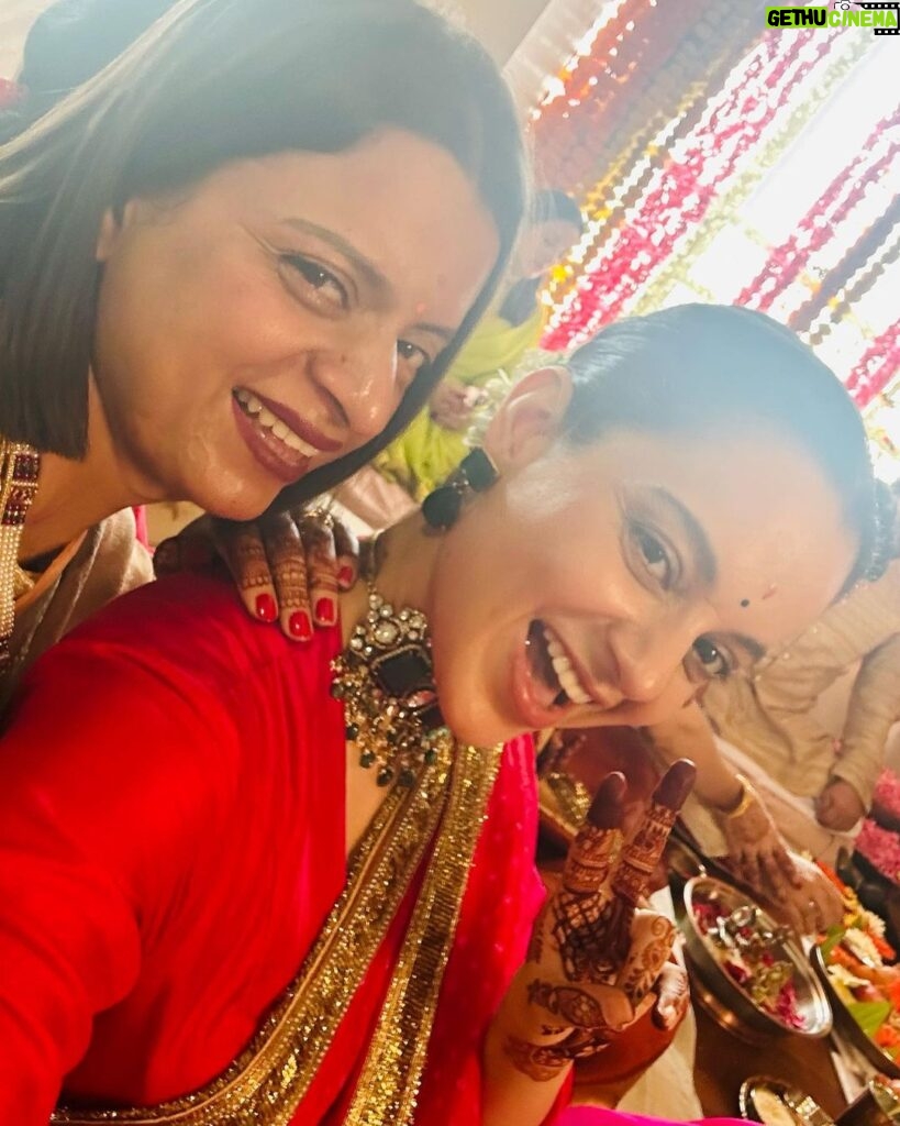 Kangana Ranaut Instagram - Sharing some precious moments from Ritu Ranaut’s Godbharai… Our hearts are full and we all are eagerly awaiting the arrival of Baby Ranaut … thanks for all your well wishes and blessings 🙏 🧿🧿🧿