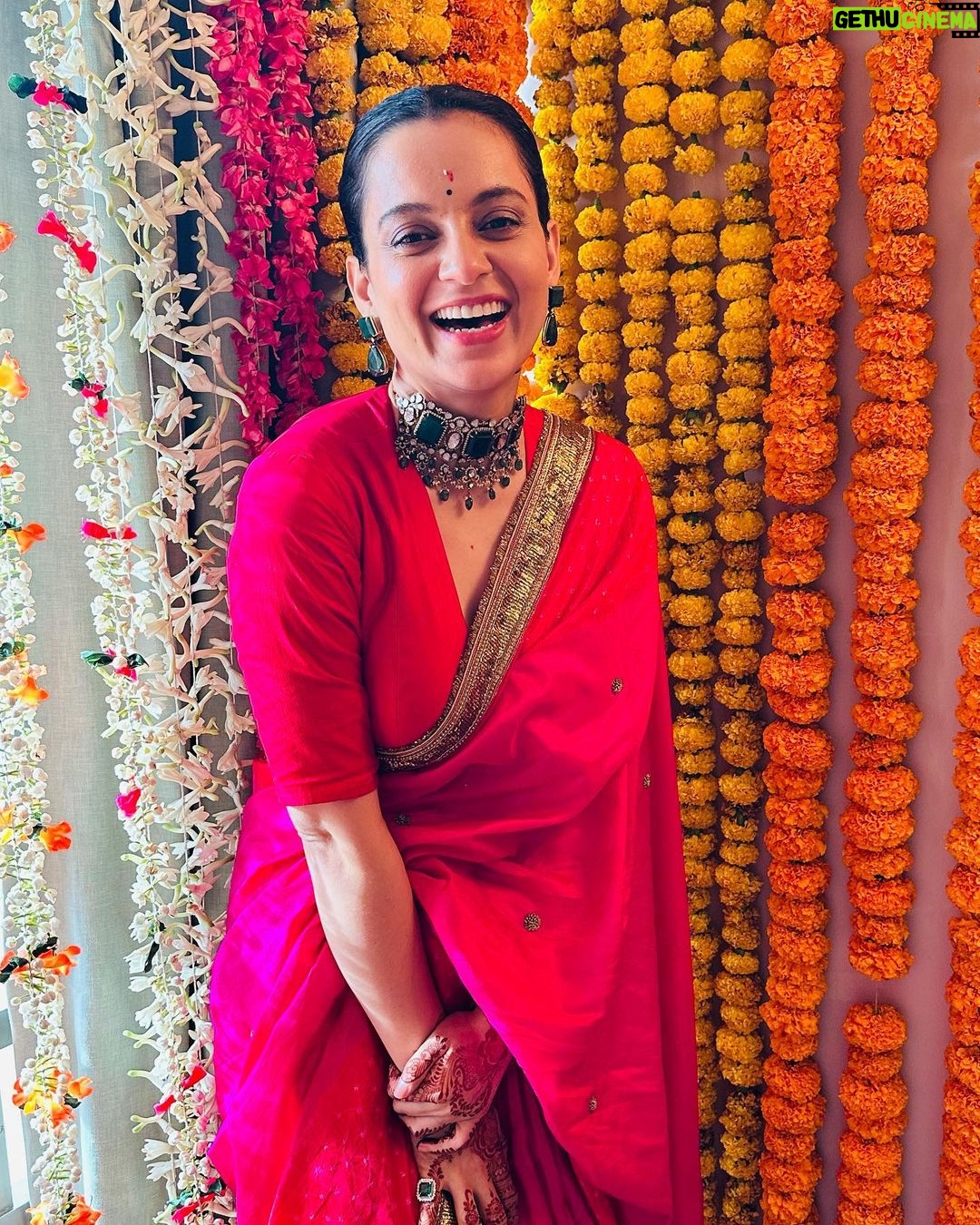 Kangana Ranaut Instagram - Sharing some precious moments from Ritu Ranaut’s Godbharai… Our hearts are full and we all are eagerly awaiting the arrival of Baby Ranaut … thanks for all your well wishes and blessings 🙏 🧿🧿🧿