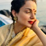 Kangana Ranaut Instagram - कुछ दिनों से हृदय बहुत व्याकुल था, ऐसा मन हुआ कि द्वारिकाधीश के दर्शन करूँ, श्री कृष्ण की इस दिव्य नगरी द्वारिका में आते ही, यहाँ की धूल मात्र के दर्शन से ऐसा लगा कि मेरी सारी चिन्तायें टूट कर मेरे कदमों में गिर गई हों। मेरा मन स्थिर हो गया और अनंत आनंद की अनुभूति हुई। हे द्वारिकाधीश इसी तरह अपनी कृपा बनाये रखना 🙏 हरे कृष्णा ♥️