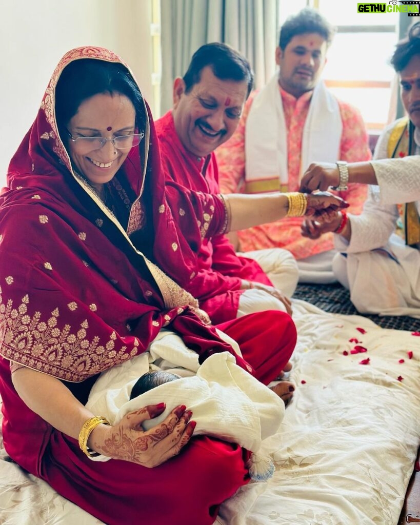 Kangana Ranaut Instagram - Mummy papa ♥️ On the auspicious occasion of Ashwatthama’s Gantrala ♥️
