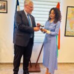 Kangana Ranaut Instagram - Had a soulful meeting with Israel’s ambassador to Bharat Shri Naor Gilon ji. आज पूरी दुनिया, ख़ासकर इज़राइल और भारत आतंकवाद के ख़िलाफ़ अपनी जंग लड़ रहे हैं । कल जब मैं रावण दहन करने दिल्ली पहुँची, तो मुझे लगा कि इज़रायल एम्बेसी आकर उन लोगो से मिलना चाहिए जो आज के आधुनिक रावण हमास जैसे आतंकवादियों को परास्त कर रहे हैं। जिस प्रकार से छोटे बच्चों को,महिलायों को निशाना बनाया जा रहा हैं यें दिल को झकझोर देने वाला है। मुझे पूरी उम्मीद हैं आंतकवाद के ख़िलाफ़ इस युद्ध में इज़रायल विजयी होगा। उनके साथ मैंने अपनी आने वाली फ़िल्म तेजस और भारत के आत्मनिर्भर लड़ाकू विमान तेजस के बारे में चर्चा की। #tejas @israelinindia