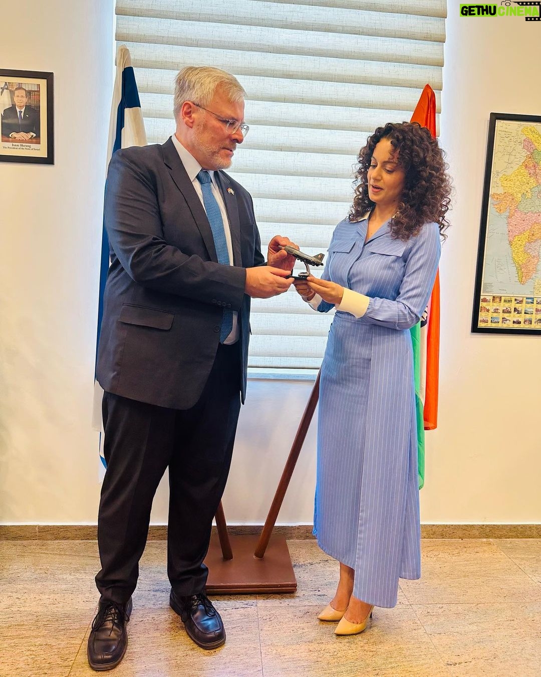 Kangana Ranaut Instagram - Had a soulful meeting with Israel’s ambassador to Bharat Shri Naor Gilon ji. आज पूरी दुनिया, ख़ासकर इज़राइल और भारत आतंकवाद के ख़िलाफ़ अपनी जंग लड़ रहे हैं । कल जब मैं रावण दहन करने दिल्ली पहुँची, तो मुझे लगा कि इज़रायल एम्बेसी आकर उन लोगो से मिलना चाहिए जो आज के आधुनिक रावण हमास जैसे आतंकवादियों को परास्त कर रहे हैं। जिस प्रकार से छोटे बच्चों को,महिलायों को निशाना बनाया जा रहा हैं यें दिल को झकझोर देने वाला है। मुझे पूरी उम्मीद हैं आंतकवाद के ख़िलाफ़ इस युद्ध में इज़रायल विजयी होगा। उनके साथ मैंने अपनी आने वाली फ़िल्म तेजस और भारत के आत्मनिर्भर लड़ाकू विमान तेजस के बारे में चर्चा की। #tejas @israelinindia