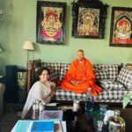 Kangana Ranaut Instagram - Aaj mere bhaiya mere Guru ji Shri Kailashanand ji mere ghar aaye, bahut baatein ki aur bhojan kiya, mann prassan ho gaya aur aab yeh ghar aur sundar lagne laga 🙏