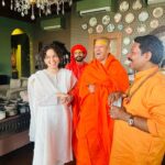 Kangana Ranaut Instagram - Aaj mere bhaiya mere Guru ji Shri Kailashanand ji mere ghar aaye, bahut baatein ki aur bhojan kiya, mann prassan ho gaya aur aab yeh ghar aur sundar lagne laga 🙏