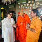 Kangana Ranaut Instagram - Aaj mere bhaiya mere Guru ji Shri Kailashanand ji mere ghar aaye, bahut baatein ki aur bhojan kiya, mann prassan ho gaya aur aab yeh ghar aur sundar lagne laga 🙏