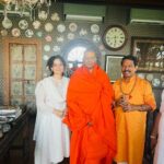 Kangana Ranaut Instagram - Aaj mere bhaiya mere Guru ji Shri Kailashanand ji mere ghar aaye, bahut baatein ki aur bhojan kiya, mann prassan ho gaya aur aab yeh ghar aur sundar lagne laga 🙏