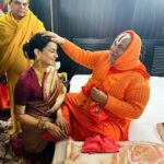Kangana Ranaut Instagram - आओ मेरे राम । आज परमपूजनीय श्री रामभद्राचार्य जी से भेंट हुई, उनका आशीर्वाद लिया। उनके द्वारा आयोजित शास्त्रवत् सामूहिक हनुमान जी यज्ञ में भाग लिया। अयोध्या धाम में श्री राम के स्वागत में सब राममयी हैं। कल अयोध्या के राजा लम्बे वनवास के बाद अपने घर आ रहे हैं । आओ मेरे राम, आओ मेरे राम 🚩