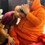 Kangana Ranaut Instagram - आओ मेरे राम । आज परमपूजनीय श्री रामभद्राचार्य जी से भेंट हुई, उनका आशीर्वाद लिया। उनके द्वारा आयोजित शास्त्रवत् सामूहिक हनुमान जी यज्ञ में भाग लिया। अयोध्या धाम में श्री राम के स्वागत में सब राममयी हैं। कल अयोध्या के राजा लम्बे वनवास के बाद अपने घर आ रहे हैं । आओ मेरे राम, आओ मेरे राम 🚩
