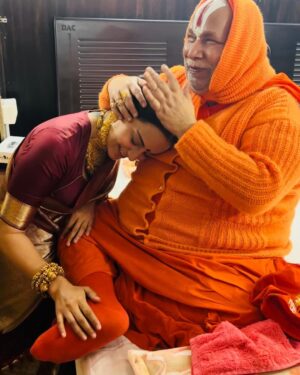 Kangana Ranaut Instagram - आओ मेरे राम ।
आज परमपूजनीय श्री रामभद्राचार्य जी से भेंट हुई, उनका आशीर्वाद लिया।
उनके द्वारा आयोजित शास्त्रवत् सामूहिक हनुमान जी यज्ञ में भाग लिया।
अयोध्या धाम में श्री राम के स्वागत में सब राममयी हैं। कल अयोध्या के राजा लम्बे वनवास के बाद अपने घर आ रहे हैं ।
आओ मेरे राम, आओ मेरे राम 🚩