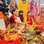 Kangana Ranaut Instagram - आओ मेरे राम । आज परमपूजनीय श्री रामभद्राचार्य जी से भेंट हुई, उनका आशीर्वाद लिया। उनके द्वारा आयोजित शास्त्रवत् सामूहिक हनुमान जी यज्ञ में भाग लिया। अयोध्या धाम में श्री राम के स्वागत में सब राममयी हैं। कल अयोध्या के राजा लम्बे वनवास के बाद अपने घर आ रहे हैं । आओ मेरे राम, आओ मेरे राम 🚩