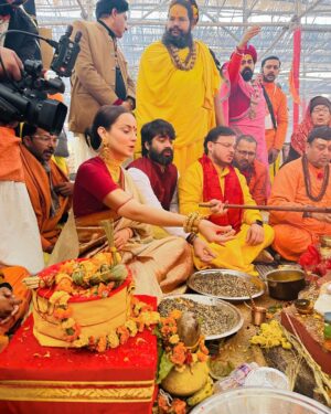 Kangana Ranaut Instagram - आओ मेरे राम ।
आज परमपूजनीय श्री रामभद्राचार्य जी से भेंट हुई, उनका आशीर्वाद लिया।
उनके द्वारा आयोजित शास्त्रवत् सामूहिक हनुमान जी यज्ञ में भाग लिया।
अयोध्या धाम में श्री राम के स्वागत में सब राममयी हैं। कल अयोध्या के राजा लम्बे वनवास के बाद अपने घर आ रहे हैं ।
आओ मेरे राम, आओ मेरे राम 🚩