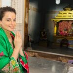 Kangana Ranaut Instagram - आज बाबा सोमनाथ जी के दर्शन किए, साथ ही स्थानीय कर्मचारियों के सहयोग से सोमनाथ के राम मंदिर में जाना हुआ, वहाँ राम नाम की पुस्तक में राम जी का नाम लिखा, उसके बाद श्री कृष्ण मोक्ष भूमि के दर्शन किए। सोमनाथ जी के बहुत निकट वो स्थान है जहां श्री कृष्ण जी के पैरों मैं बाण लगा था। वहीं उन्होंने मोक्ष की प्राप्ति की थी। सभी सहयोगी और कर्मचारियों का आभार, यह दिन भी बहुत शुभ और आनंदमयी रहा।