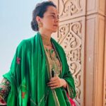 Kangana Ranaut Instagram - आज बाबा सोमनाथ जी के दर्शन किए, साथ ही स्थानीय कर्मचारियों के सहयोग से सोमनाथ के राम मंदिर में जाना हुआ, वहाँ राम नाम की पुस्तक में राम जी का नाम लिखा, उसके बाद श्री कृष्ण मोक्ष भूमि के दर्शन किए। सोमनाथ जी के बहुत निकट वो स्थान है जहां श्री कृष्ण जी के पैरों मैं बाण लगा था। वहीं उन्होंने मोक्ष की प्राप्ति की थी। सभी सहयोगी और कर्मचारियों का आभार, यह दिन भी बहुत शुभ और आनंदमयी रहा।