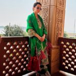 Kangana Ranaut Instagram - आज बाबा सोमनाथ जी के दर्शन किए, साथ ही स्थानीय कर्मचारियों के सहयोग से सोमनाथ के राम मंदिर में जाना हुआ, वहाँ राम नाम की पुस्तक में राम जी का नाम लिखा, उसके बाद श्री कृष्ण मोक्ष भूमि के दर्शन किए। सोमनाथ जी के बहुत निकट वो स्थान है जहां श्री कृष्ण जी के पैरों मैं बाण लगा था। वहीं उन्होंने मोक्ष की प्राप्ति की थी। सभी सहयोगी और कर्मचारियों का आभार, यह दिन भी बहुत शुभ और आनंदमयी रहा।