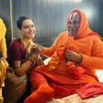 Kangana Ranaut Instagram - आओ मेरे राम । आज परमपूजनीय श्री रामभद्राचार्य जी से भेंट हुई, उनका आशीर्वाद लिया। उनके द्वारा आयोजित शास्त्रवत् सामूहिक हनुमान जी यज्ञ में भाग लिया। अयोध्या धाम में श्री राम के स्वागत में सब राममयी हैं। कल अयोध्या के राजा लम्बे वनवास के बाद अपने घर आ रहे हैं । आओ मेरे राम, आओ मेरे राम 🚩