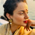 Kangana Ranaut Instagram - कुछ दिनों से हृदय बहुत व्याकुल था, ऐसा मन हुआ कि द्वारिकाधीश के दर्शन करूँ, श्री कृष्ण की इस दिव्य नगरी द्वारिका में आते ही, यहाँ की धूल मात्र के दर्शन से ऐसा लगा कि मेरी सारी चिन्तायें टूट कर मेरे कदमों में गिर गई हों। मेरा मन स्थिर हो गया और अनंत आनंद की अनुभूति हुई। हे द्वारिकाधीश इसी तरह अपनी कृपा बनाये रखना 🙏 हरे कृष्णा ♥️