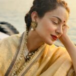 Kangana Ranaut Instagram - कुछ दिनों से हृदय बहुत व्याकुल था, ऐसा मन हुआ कि द्वारिकाधीश के दर्शन करूँ, श्री कृष्ण की इस दिव्य नगरी द्वारिका में आते ही, यहाँ की धूल मात्र के दर्शन से ऐसा लगा कि मेरी सारी चिन्तायें टूट कर मेरे कदमों में गिर गई हों। मेरा मन स्थिर हो गया और अनंत आनंद की अनुभूति हुई। हे द्वारिकाधीश इसी तरह अपनी कृपा बनाये रखना 🙏 हरे कृष्णा ♥️
