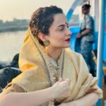 Kangana Ranaut Instagram - कुछ दिनों से हृदय बहुत व्याकुल था, ऐसा मन हुआ कि द्वारिकाधीश के दर्शन करूँ, श्री कृष्ण की इस दिव्य नगरी द्वारिका में आते ही, यहाँ की धूल मात्र के दर्शन से ऐसा लगा कि मेरी सारी चिन्तायें टूट कर मेरे कदमों में गिर गई हों। मेरा मन स्थिर हो गया और अनंत आनंद की अनुभूति हुई। हे द्वारिकाधीश इसी तरह अपनी कृपा बनाये रखना 🙏 हरे कृष्णा ♥️